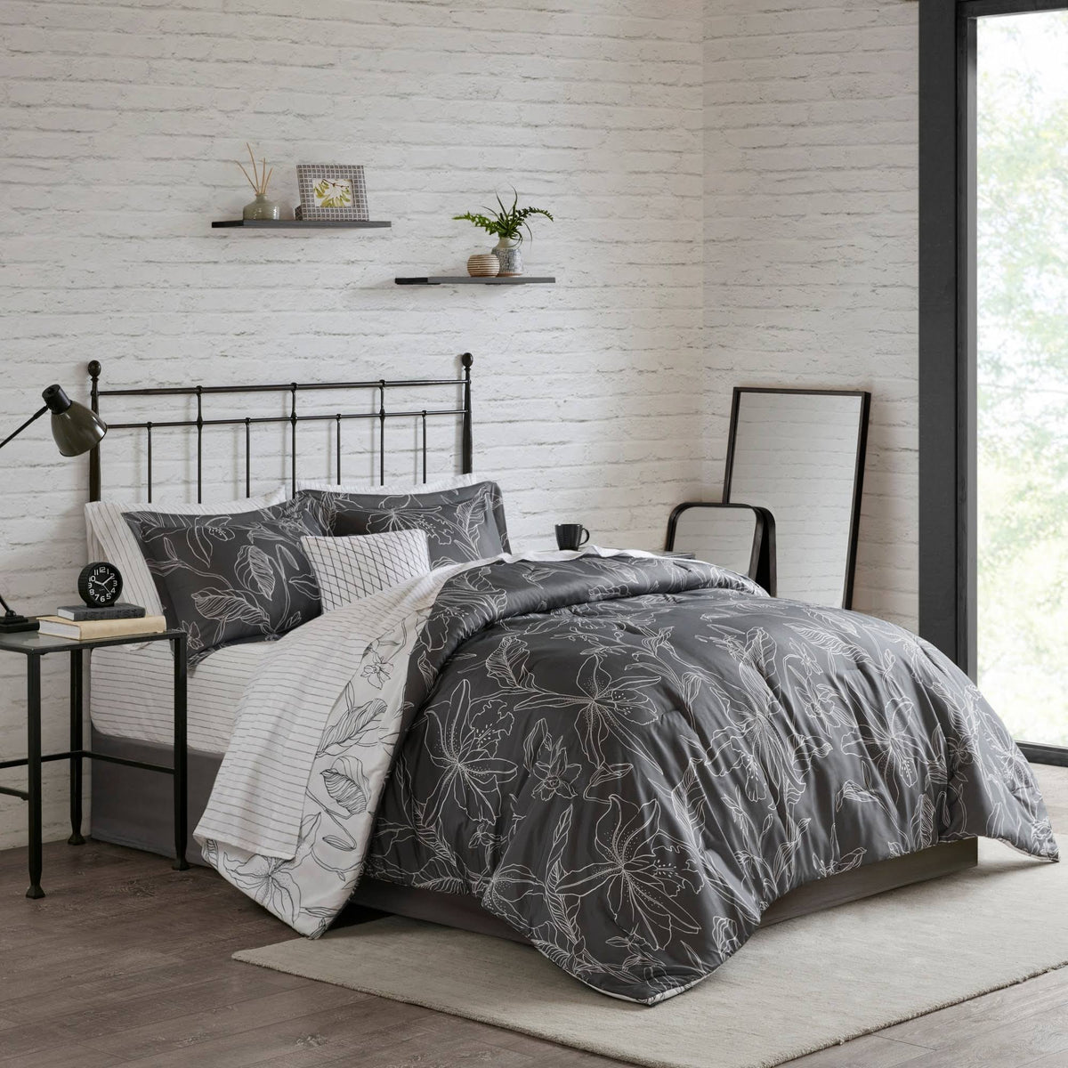 Full White/ Charcoal Reversible Complete Bedding Set with Cotton Sheet S81205