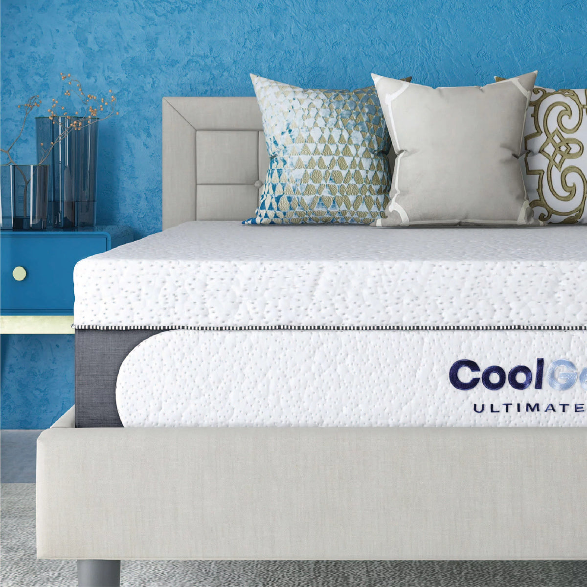 Queen Gel Memory Foam Mattress with 2 Pillows D6939