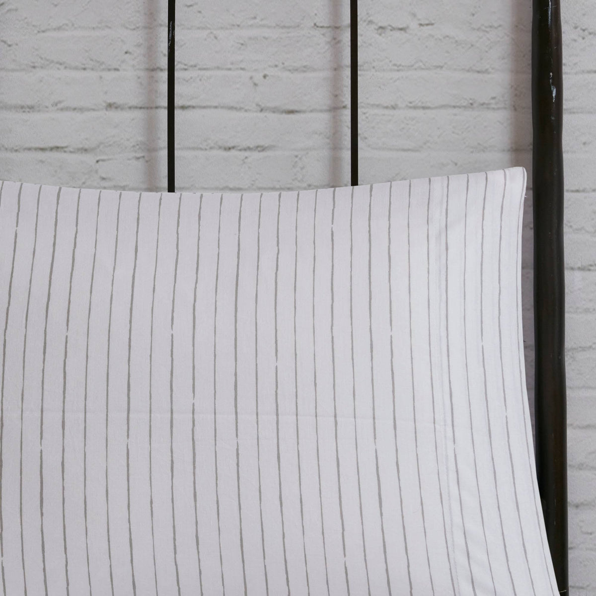 Full White/ Charcoal Reversible Complete Bedding Set with Cotton Sheet S81205